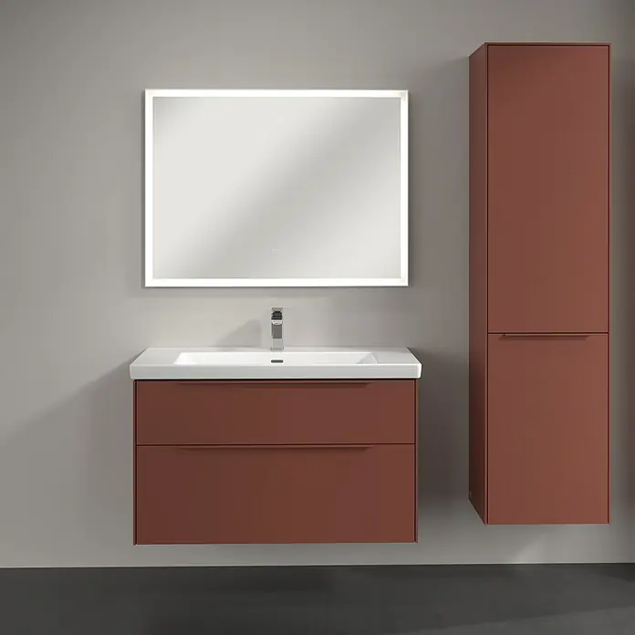 Villeroy & Boch Subway 3.0 Hochschrank - B x T x H: 40 x 36,2 x 171 cm, 1x Klappe mit Wäschekorb, 1x Tür, Wine Red, Farbe Griff: Wine Red, DIN Anschlag: Rechts - Badezimmer-Ensemble mit einem Waschtischunterschrank in auffälligem Rotbraun, einem beleuchteten Spiegel und einem passenden Hochschrank.