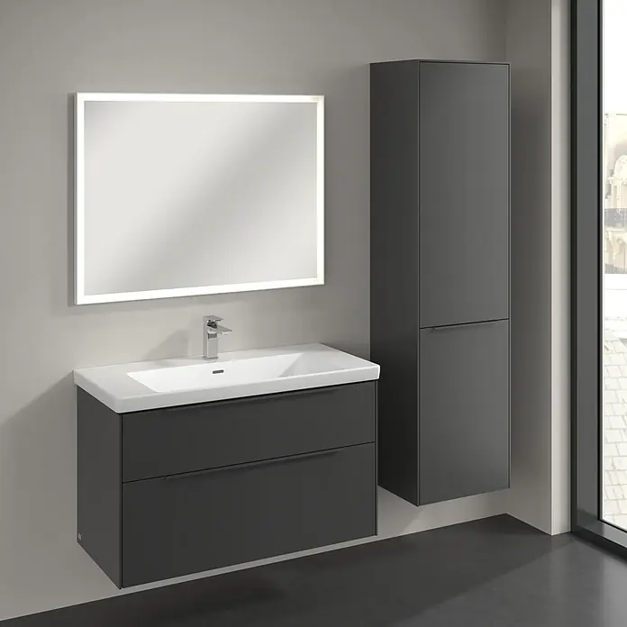 Villeroy & Boch Subway 3.0 Hochschrank - B x T x H: 40 x 36,2 x 171 cm, 1x Klappe mit Wäschekorb, 1x Tür, Graphite, Farbe Griff: Graphite, DIN Anschlag: Rechts - Moderne Badezimmer-Kombination mit grauem Waschtischunterschrank, beleuchtetem Spiegel und passendem Hochschrank.