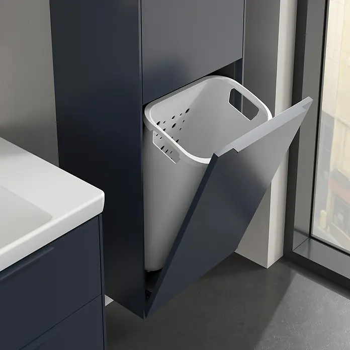 Villeroy & Boch Subway 3.0 Hochschrank - B x T x H: 40 x 36,2 x 171 cm, 1x Klappe mit Wäschekorb, 1x Tür, Marine Blue, Farbe Griff: Marine Blue, DIN Anschlag: Rechts - Badezimmereinrichtung mit einem blauen Schrank und einem ausziehbaren Wäschekorb für die bequeme Wäscheaufbewahrung.