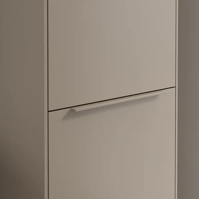 Villeroy & Boch Subway 3.0 Hochschrank - B x T x H: 40 x 36,2 x 171 cm, 1x Klappe mit Wäschekorb, 1x Tür, Taupe, Farbe Griff: Taupe, DIN Anschlag: Rechts - Nahaufnahme eines modernen, grauen Schuhschranks mit zwei Schubladen und schlichten Griffen.