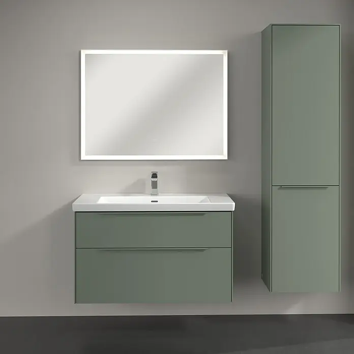 Villeroy & Boch Subway 3.0 Hochschrank - B x T x H: 40 x 36,2 x 171 cm, 1x Klappe mit Wäschekorb, 1x Tür, Soft Green, Farbe Griff: Soft Green, DIN Anschlag: Rechts - Badezimmer-Ensemble in modernem Grün mit Waschtischunterschrank, Aufsatzwaschbecken, Spiegelschrank mit Beleuchtung und Hochschrank.