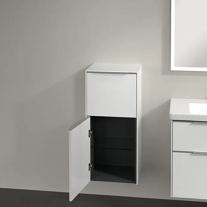 Villeroy & Boch Subway 3.0 Seitenschrank - B x T x H: 40 x 36,2 x 86 cm, Brilliant White, DIN Anschlag: Links, Farbe Griff: Aluminium glänzend - Weißer Badezimmerschrank mit geöffneter Tür, der Einblick in die Regalfächer und die moderne Gestaltung des Möbels ermöglicht.