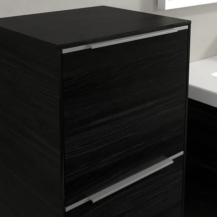 Villeroy & Boch Subway 3.0 Seitenschrank - B x T x H: 40 x 36,2 x 86 cm, Black Oak, DIN Anschlag: Links, Farbe Griff: Aluminium glänzend - Schwarzer Badezimmerschrank mit zwei Schubladen und silbernen Griffen. Der moderne Waschtischunterschrank bietet praktischen Stauraum.