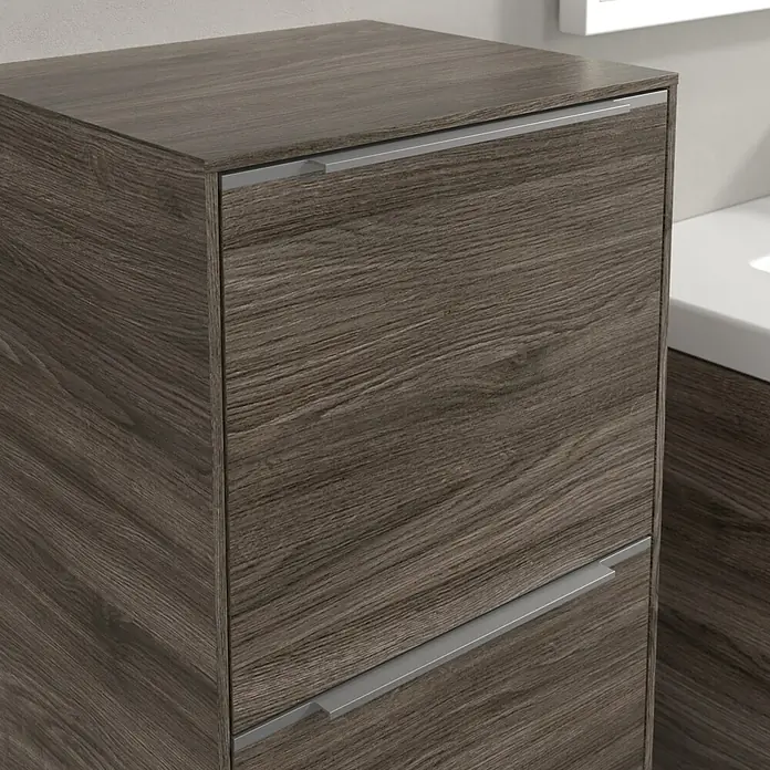 Villeroy & Boch Subway 3.0 Seitenschrank - B x T x H: 40 x 36,2 x 86 cm, Stone Oak, DIN Anschlag: Links, Farbe Griff: Aluminium glänzend - Der dunkle Holzschrank mit seinen minimalistischen silbernen Griffen bietet stilvollen Stauraum für jedes moderne Badezimmer.