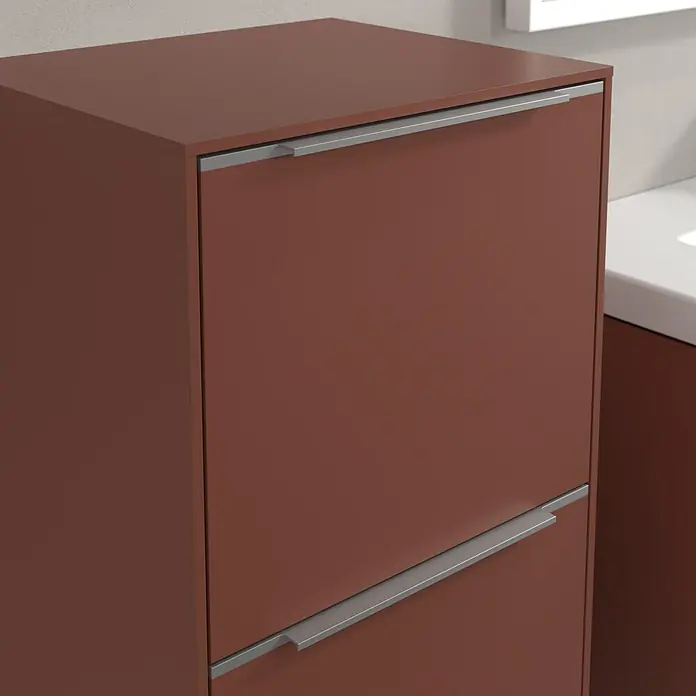 Villeroy & Boch Subway 3.0 Seitenschrank - B x T x H: 40 x 36,2 x 86 cm, Wine Red, DIN Anschlag: Links, Farbe Griff: Aluminium glänzend - Moderne Badezimmermöbel in Terrakotta mit minimalistischen, silberfarbenen Griffen. Ideal für stilvolle Badezimmer.