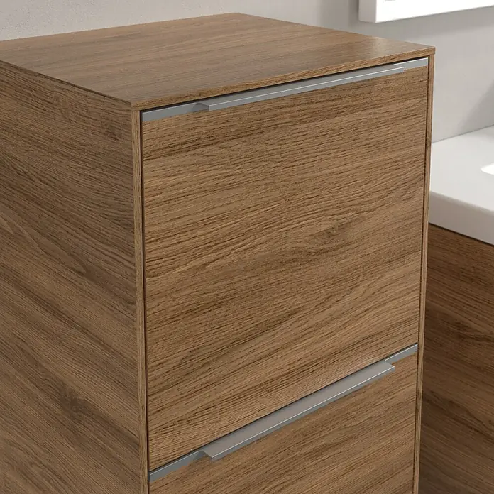 Villeroy & Boch Subway 3.0 Seitenschrank - B x T x H: 40 x 36,2 x 86 cm, Kansas Oak, DIN Anschlag: Links, Farbe Griff: Aluminium glänzend - Detailaufnahme eines Badezimmerschranks in Holzoptik mit zwei Schubladen und silbernen Griffen. Perfekt für moderne Badezimmer.
