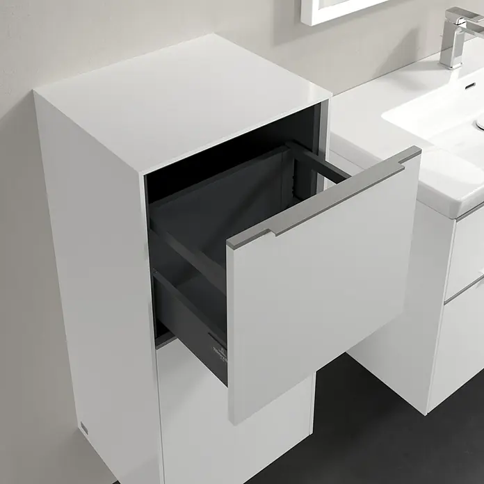 Villeroy & Boch Subway 3.0 Seitenschrank - B x T x H: 40 x 36,2 x 86 cm, Brilliant White, DIN Anschlag: Links, Farbe Griff: Aluminium glänzend - Badezimmermöbel mit offenem Schubladenelement in Weiß, daneben ein Waschbecken mit Armatur. Elegantes Design für moderne Bäder.