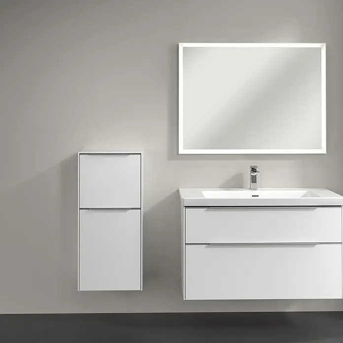 Villeroy & Boch Subway 3.0 Seitenschrank - B x T x H: 40 x 36,2 x 86 cm, Pure White, DIN Anschlag: Links, Farbe Griff: Aluminium glänzend - Ein modernes Badezimmer-Set mit einem beleuchteten Spiegel, einem weißen Waschtisch mit Schubladen und einem passenden Hochschrank.