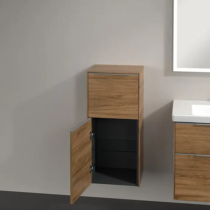 Villeroy & Boch Subway 3.0 Seitenschrank - B x T x H: 40 x 36,2 x 86 cm, Kansas Oak, DIN Anschlag: Links, Farbe Griff: Aluminium glänzend - Badezimmerschrank aus Holz mit geöffneter Tür, der Einblick in das graue Innere mit Regalböden gewährt.