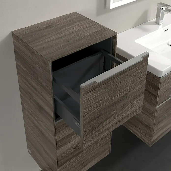 Villeroy & Boch Subway 3.0 Seitenschrank - B x T x H: 40 x 36,2 x 86 cm, Stone Oak, DIN Anschlag: Links, Farbe Griff: Aluminium glänzend - Das Bild zeigt einen modernen Waschtischunterschrank in Holzoptik mit einer offenen Schublade, ideal für ein stilvolles Badezimmer.