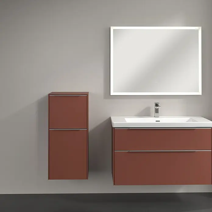 Villeroy & Boch Subway 3.0 Seitenschrank - B x T x H: 40 x 36,2 x 86 cm, Wine Red, DIN Anschlag: Links, Farbe Griff: Aluminium glänzend - Modernes Badezimmer-Set mit einem Waschtischunterschrank in Terrakotta, einem passenden Hängeschrank und einem beleuchteten Spiegel für ein stilvolles Ambiente.