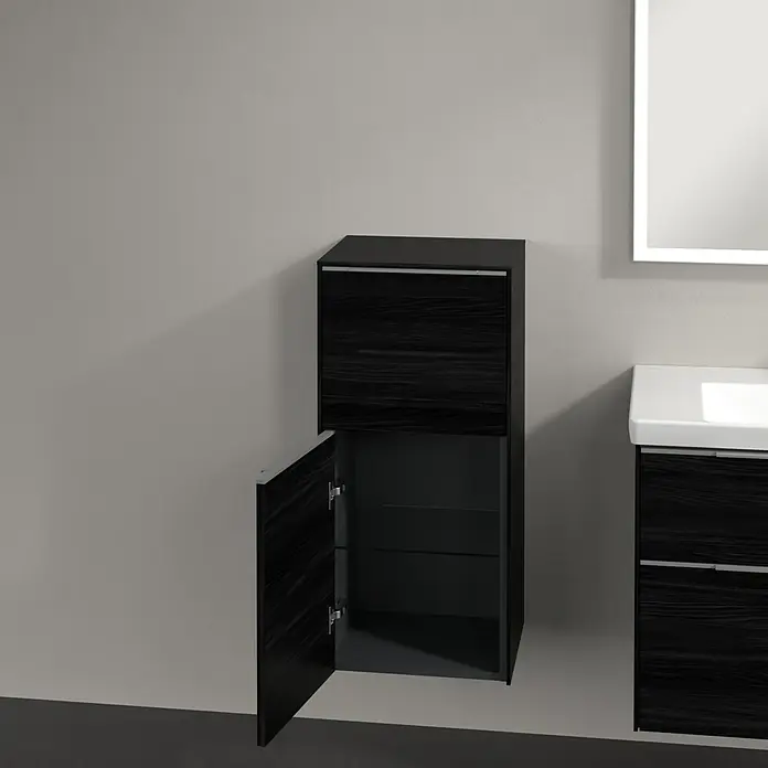 Villeroy & Boch Subway 3.0 Seitenschrank - B x T x H: 40 x 36,2 x 86 cm, Black Oak, DIN Anschlag: Links, Farbe Griff: Aluminium glänzend - Ein hochformatiger, offener Badezimmerschrank in dunkler Holzoptik mit Regalen, der neben einem Waschbeckenunterschrank hängt.