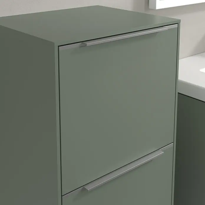Villeroy & Boch Subway 3.0 Seitenschrank - B x T x H: 40 x 36,2 x 86 cm, Soft Green, DIN Anschlag: Links, Farbe Griff: Aluminium glänzend - Nahaufnahme eines grünen Badezimmerschranks mit zwei Schubladen und schlichten, silbernen Griffen vor einer neutralen Wand.