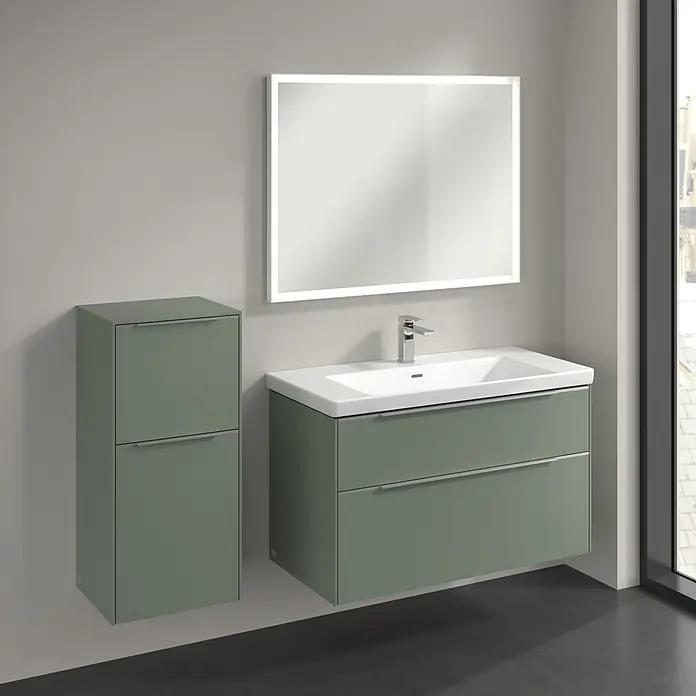 Villeroy & Boch Subway 3.0 Seitenschrank - B x T x H: 40 x 36,2 x 86 cm, Soft Green, DIN Anschlag: Links, Farbe Griff: Aluminium glänzend - Ein modernes Badezimmer-Set in Salbei-Grün mit einem Waschbeckenunterschrank, einem Hochschrank und einem beleuchteten Spiegel.