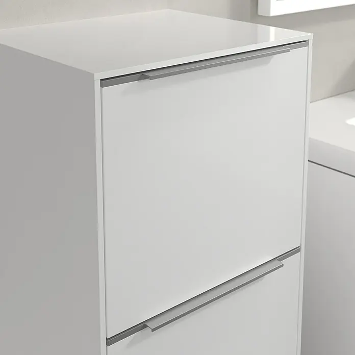 Villeroy & Boch Subway 3.0 Seitenschrank - B x T x H: 40 x 36,2 x 86 cm, Brilliant White, DIN Anschlag: Links, Farbe Griff: Aluminium glänzend - Aufnahme eines weißen Badezimmerschranks mit zwei Schubladen und silbernen Griffen. Das moderne Design ist ideal für jedes Badezimmer.
