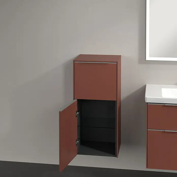 Villeroy & Boch Subway 3.0 Seitenschrank - B x T x H: 40 x 36,2 x 86 cm, Wine Red, DIN Anschlag: Links, Farbe Griff: Aluminium glänzend - Ein hochformatiger Badezimmerschrank in dunklem Terrakotta mit einem offenen Fach und einer geöffneten Tür, neben einem Waschtisch.