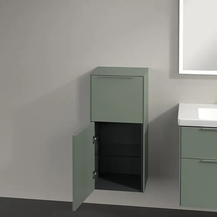 Villeroy & Boch Subway 3.0 Seitenschrank - B x T x H: 40 x 36,2 x 86 cm, Soft Green, DIN Anschlag: Links, Farbe Griff: Aluminium glänzend - Modernes Badezimmer mit grünem Hängeschrank mit offener Tür und Regalen, neben einem Waschtisch mit Schubladen und Spiegel.