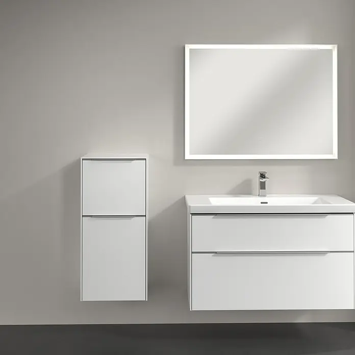 Villeroy & Boch Subway 3.0 Seitenschrank - B x T x H: 40 x 36,2 x 86 cm, Brilliant White, DIN Anschlag: Links, Farbe Griff: Aluminium glänzend - Elegantes Badezimmer-Set mit weißem Waschtischunterschrank, Spiegelschrank mit Beleuchtung und Hochschrank für ein modernes Ambiente.