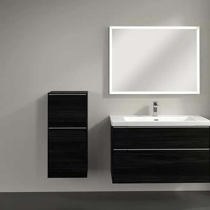Villeroy & Boch Subway 3.0 Seitenschrank - B x T x H: 40 x 36,2 x 86 cm, Black Oak, DIN Anschlag: Links, Farbe Griff: Aluminium glänzend - Elegantes Badezimmer-Set mit einem Unterschrank in dunklem Holzdekor, einem passenden Hochschrank und einem beleuchteten Spiegel für moderne Bäder.