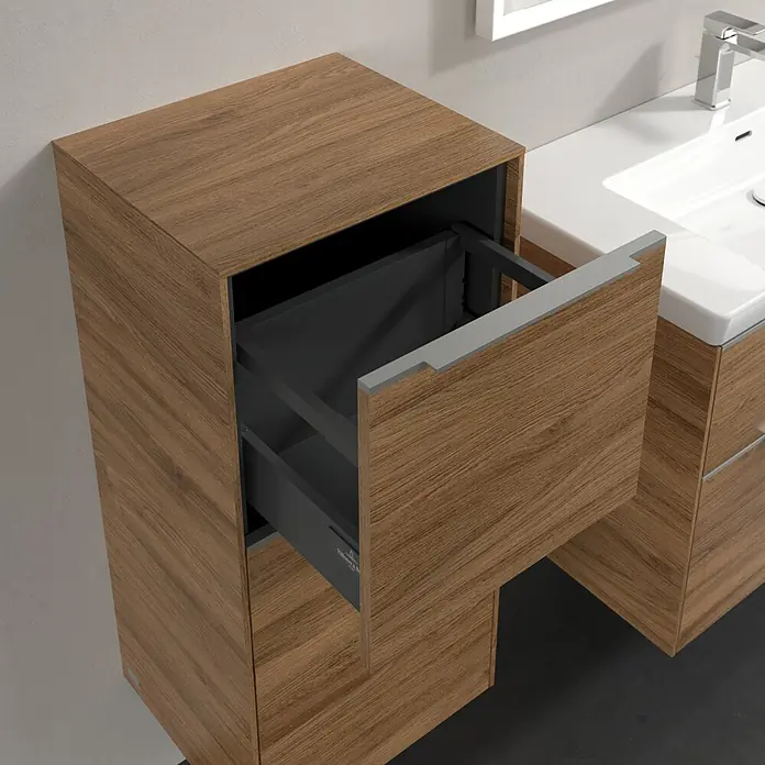 Villeroy & Boch Subway 3.0 Seitenschrank - B x T x H: 40 x 36,2 x 86 cm, Kansas Oak, DIN Anschlag: Links, Farbe Griff: Aluminium glänzend - Das Bild zeigt einen modernen Badezimmerschrank aus Holz mit einer offenen Schublade, die graue Innenelemente offenbart.\n