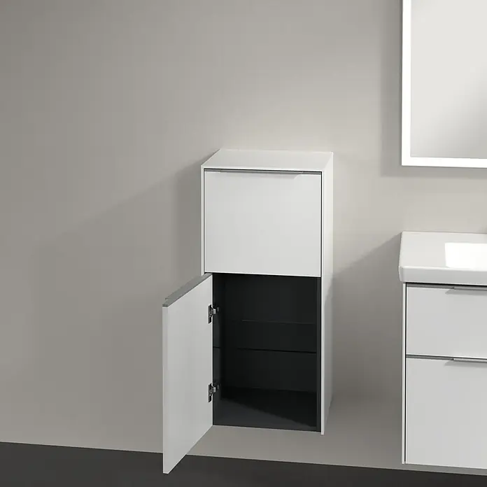 Villeroy & Boch Subway 3.0 Seitenschrank - B x T x H: 40 x 36,2 x 86 cm, Pure White, DIN Anschlag: Links, Farbe Griff: Aluminium glänzend - Bild eines Badezimmerschranks mit offener Tür, das das graue Innere und die Regale zeigt, neben einem Waschbeckenunterschrank.