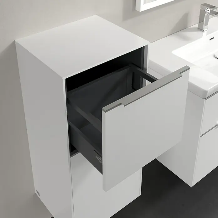 Villeroy & Boch Subway 3.0 Seitenschrank - B x T x H: 40 x 36,2 x 86 cm, Pure White, DIN Anschlag: Links, Farbe Griff: Aluminium glänzend - Ein moderner, weißer Badezimmerschrank mit einer Schublade, die teilweise geöffnet ist, um das Innere zu zeigen.