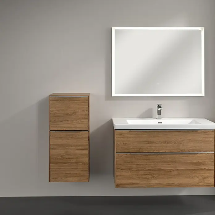 Villeroy & Boch Subway 3.0 Seitenschrank - B x T x H: 40 x 36,2 x 86 cm, Kansas Oak, DIN Anschlag: Links, Farbe Griff: Aluminium glänzend - Elegantes Badezimmer-Set mit Waschtischunterschrank in Holzoptik, passendem Hängeschrank und einem beleuchteten Spiegel für moderne Badezimmer.