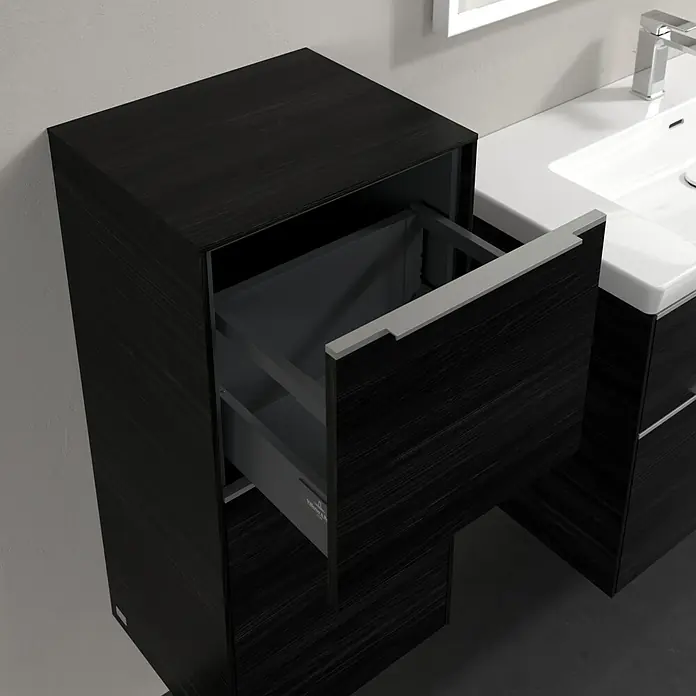Villeroy & Boch Subway 3.0 Seitenschrank - B x T x H: 40 x 36,2 x 86 cm, Black Oak, DIN Anschlag: Links, Farbe Griff: Aluminium glänzend - Nahaufnahme eines Badezimmerschranks mit offener Schublade, der das moderne Design und die Funktionalität des Möbelstücks hervorhebt.