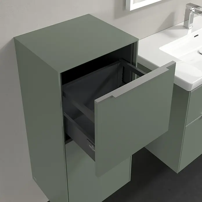 Villeroy & Boch Subway 3.0 Seitenschrank - B x T x H: 40 x 36,2 x 86 cm, Soft Green, DIN Anschlag: Links, Farbe Griff: Aluminium glänzend - Das Bild zeigt einen modernen Badezimmerschrank mit einer offenen Schublade, die das Innere zeigt, neben einem Waschbecken.