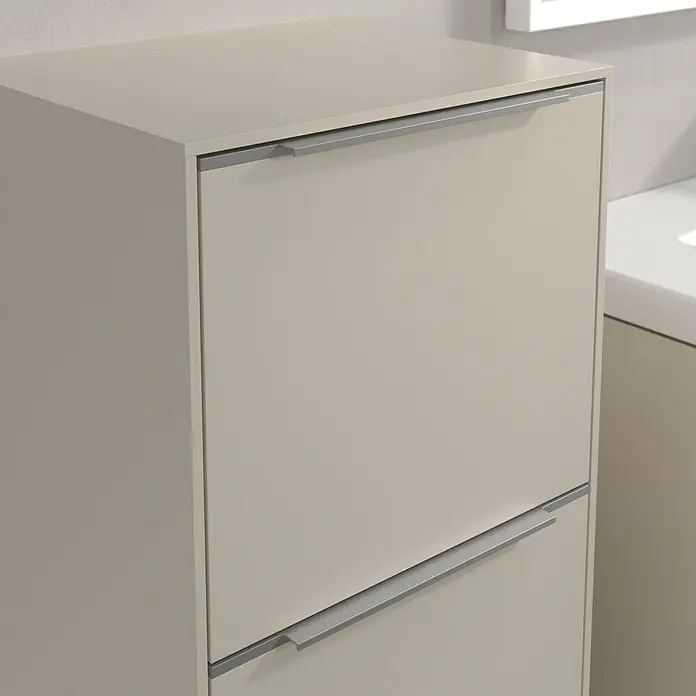 Villeroy & Boch Subway 3.0 Seitenschrank - B x T x H: 40 x 36,2 x 86 cm, Cashmere Grey, DIN Anschlag: Links, Farbe Griff: Aluminium glänzend - Nahaufnahme eines beigen Badezimmerschranks mit zwei Schubladen und silbernen Griffen.