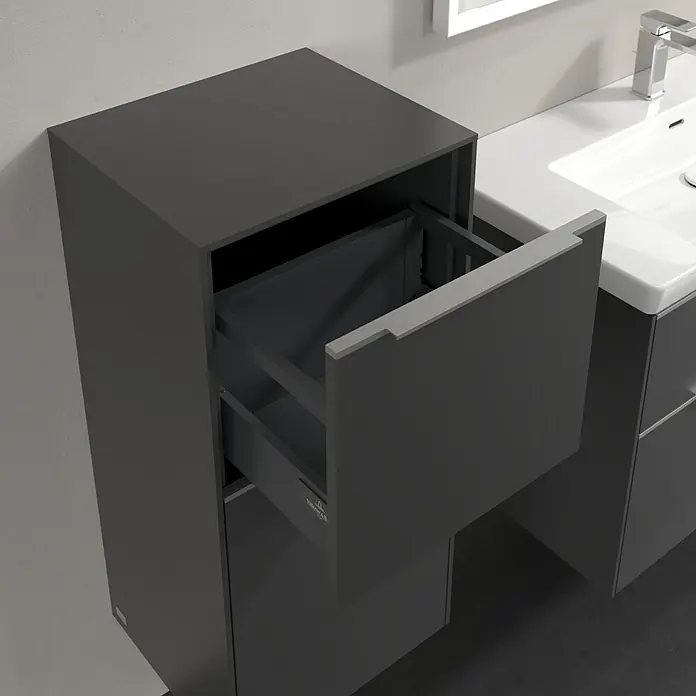 Villeroy & Boch Subway 3.0 Seitenschrank - B x T x H: 40 x 36,2 x 86 cm, Graphite, DIN Anschlag: Links, Farbe Griff: Aluminium glänzend - Anthrazitfarbener Badezimmerschrank mit offener Schublade und modernem Design neben einem weißen Waschbecken.