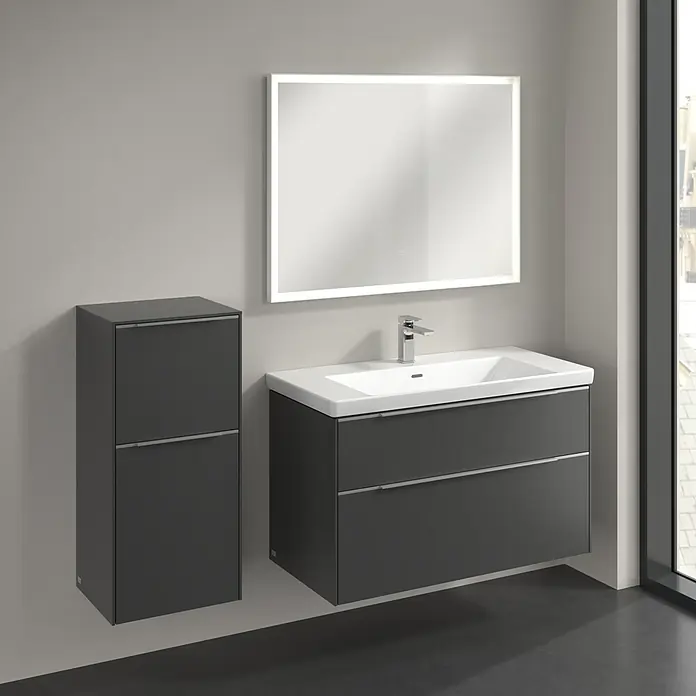 Villeroy & Boch Subway 3.0 Seitenschrank - B x T x H: 40 x 36,2 x 86 cm, Graphite, DIN Anschlag: Links, Farbe Griff: Aluminium glänzend - Elegantes Badezimmer-Set mit einem grauen Waschtischunterschrank mit zwei Schubladen, einem passenden Hängeschrank und einem beleuchteten Spiegel.