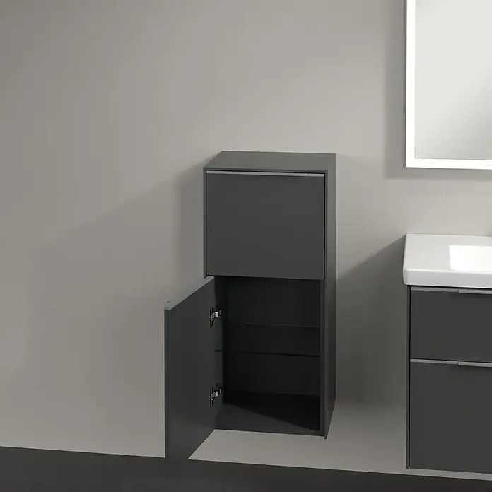 Villeroy & Boch Subway 3.0 Seitenschrank - B x T x H: 40 x 36,2 x 86 cm, Graphite, DIN Anschlag: Links, Farbe Griff: Aluminium glänzend - Ein offener grauer Badezimmerschrank mit zwei Glasböden und einem darüberliegenden Fach, neben einem Waschbecken mit Spiegel.