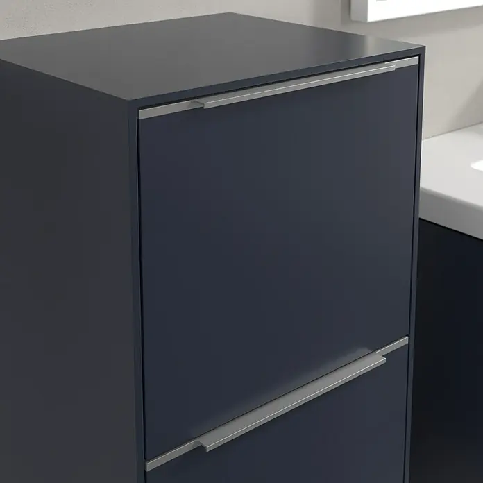 Villeroy & Boch Subway 3.0 Seitenschrank - B x T x H: 40 x 36,2 x 86 cm, Marine Blue, DIN Anschlag: Links, Farbe Griff: Aluminium glänzend - Nahaufnahme eines modernen, marineblauen Badezimmerschranks mit schlanken, silbernen Griffen. Elegantes und funktionales Design für Badezimmer.