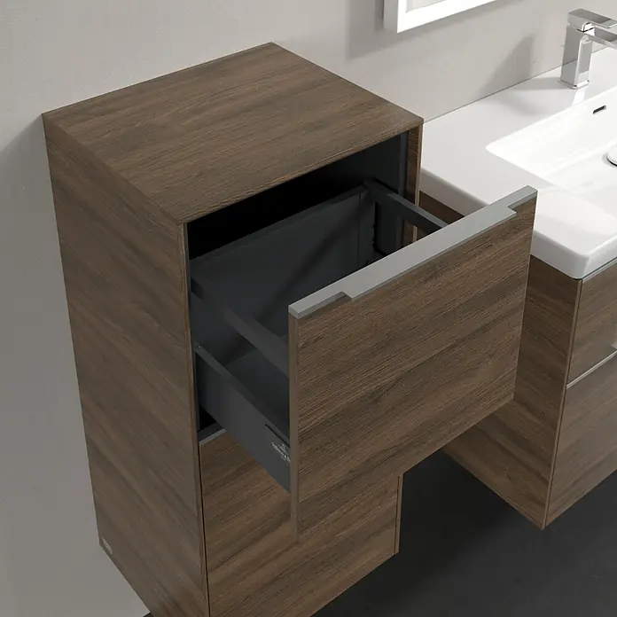 Villeroy & Boch Subway 3.0 Seitenschrank - B x T x H: 40 x 36,2 x 86 cm, Arizona Oak, DIN Anschlag: Links, Farbe Griff: Aluminium glänzend - Nahaufnahme eines Waschtischunterschranks mit offenem Schubfach, modernes Design in Holzoptik für Badezimmer.