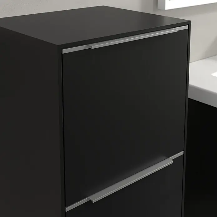 Villeroy & Boch Subway 3.0 Seitenschrank - B x T x H: 40 x 36,2 x 86 cm, Volcano Black, DIN Anschlag: Links, Farbe Griff: Aluminium glänzend - Elegantes Badezimmer-Möbelstück in Schwarz mit modernen, silberfarbenen Griffen. Der Schrank bietet stilvollen Stauraum im Badezimmer.