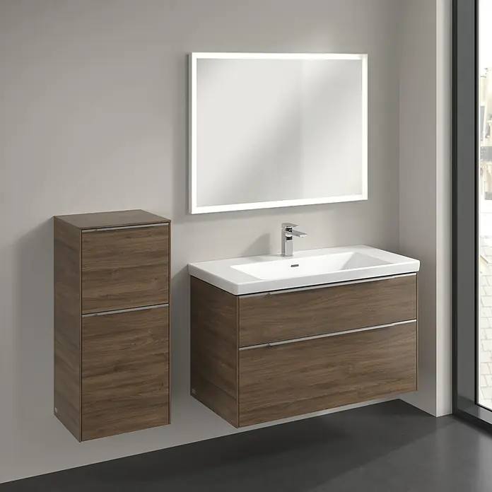 Villeroy & Boch Subway 3.0 Seitenschrank - B x T x H: 40 x 36,2 x 86 cm, Arizona Oak, DIN Anschlag: Links, Farbe Griff: Aluminium glänzend - Ein modernes Badezimmer-Set mit Waschtischunterschrank, Hochschrank und beleuchtetem Spiegel, ideal für ein stilvolles Badezimmerdesign.