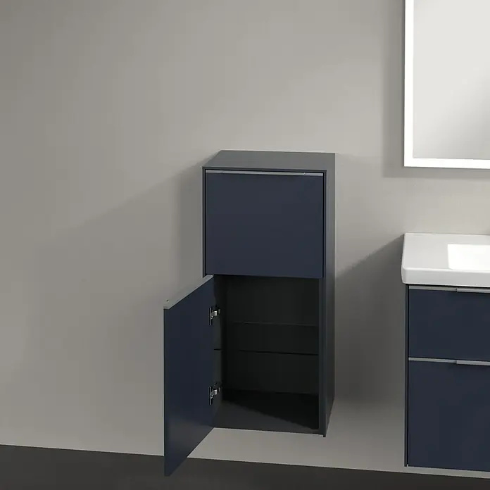 Villeroy & Boch Subway 3.0 Seitenschrank - B x T x H: 40 x 36,2 x 86 cm, Marine Blue, DIN Anschlag: Links, Farbe Griff: Aluminium glänzend - Ein blauer Hängebadschrank mit einer geöffneten Tür, der Einblick auf zwei Glasböden bietet, neben einem Waschtisch mit Spiegel.