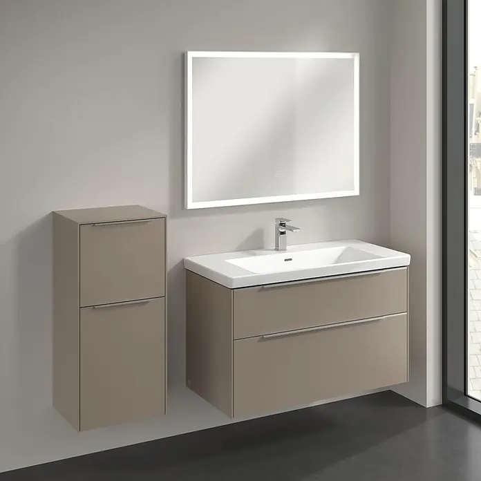 Villeroy & Boch Subway 3.0 Seitenschrank - B x T x H: 40 x 36,2 x 86 cm, Taupe, DIN Anschlag: Links, Farbe Griff: Aluminium glänzend - Badezimmer-Interieur mit modernem Waschtischunterschrank in Taupe, passendem Hochschrank und beleuchtetem Spiegel für ein stilvolles Ambiente.