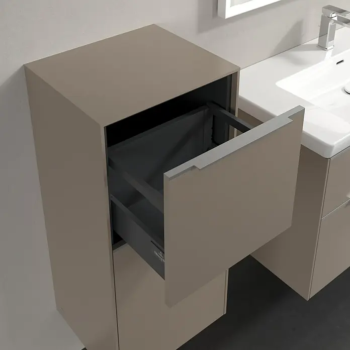 Villeroy & Boch Subway 3.0 Seitenschrank - B x T x H: 40 x 36,2 x 86 cm, Taupe, DIN Anschlag: Links, Farbe Griff: Aluminium glänzend - Modernes Badezimmer mit einem offenen, beigefarbenen Waschbeckenunterschrank. Das Schubladensystem ist elegant und funktional.