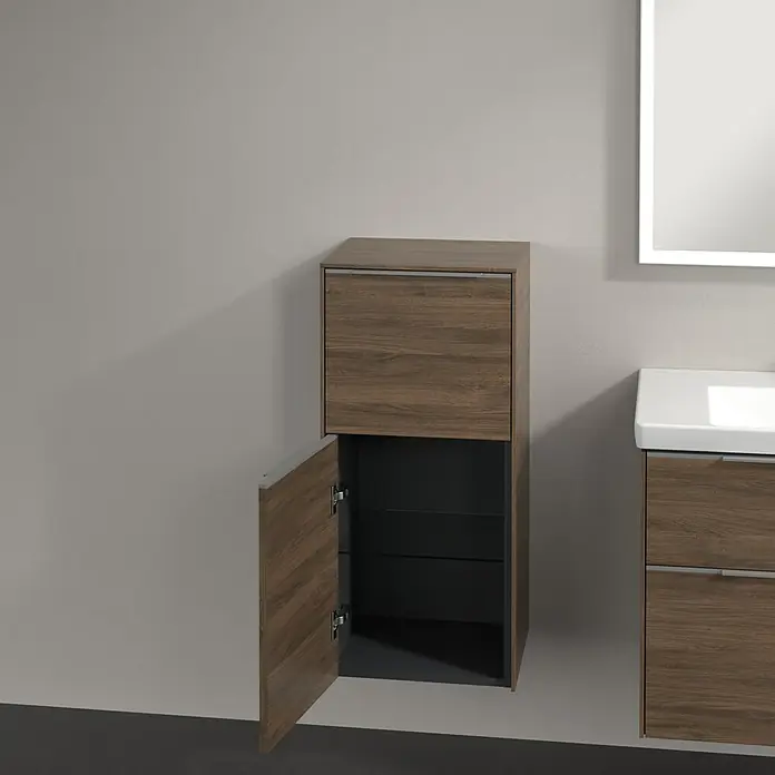 Villeroy & Boch Subway 3.0 Seitenschrank - B x T x H: 40 x 36,2 x 86 cm, Arizona Oak, DIN Anschlag: Links, Farbe Griff: Aluminium glänzend - Ein moderner Badezimmerschrank in Holzoptik mit einer geöffneten Tür, der zusätzlichen Stauraum bietet. Ideal für jedes Badezimmer.