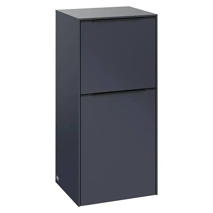 Villeroy & Boch Subway 3.0 Seitenschrank - B x T x H: 40 x 36,2 x 86 cm, Marine Blue, DIN Anschlag: Links, Farbe Griff: Volcano Black - Nahaufnahme eines modernen, anthrazitfarbenen Briefkastens. Das schlichte Design und die klaren Linien machen ihn zu einem eleganten Blickfang.