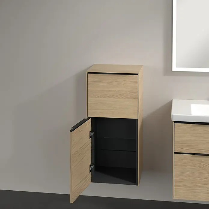 Villeroy & Boch Subway 3.0 Seitenschrank - B x T x H: 40 x 36,2 x 86 cm, Nordik Oak, DIN Anschlag: Links, Farbe Griff: Volcano Black - Offener Badezimmerschrank in hellem Holz mit schwarzen Akzenten und einem passenden Waschbeckenunterschrank neben einem Spiegel.