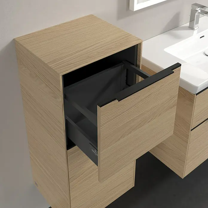 Villeroy & Boch Subway 3.0 Seitenschrank - B x T x H: 40 x 36,2 x 86 cm, Nordik Oak, DIN Anschlag: Links, Farbe Griff: Volcano Black - Foto von einem Badezimmerschrank aus Holz mit einer Schublade, die teilweise geöffnet ist. Elegantes Design für moderne Badezimmer.