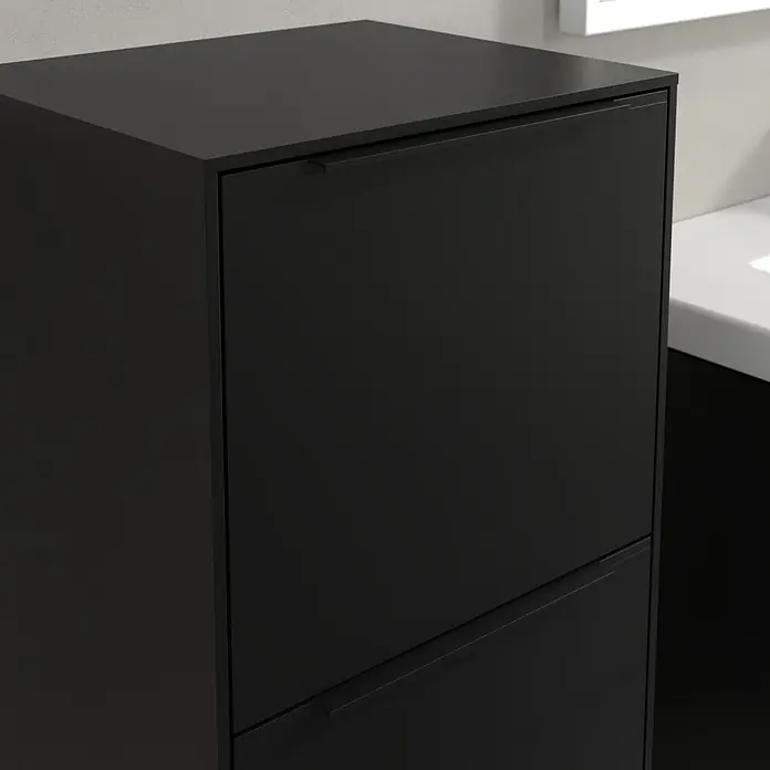 Villeroy & Boch Subway 3.0 Seitenschrank - B x T x H: 40 x 36,2 x 86 cm, Volcano Black, DIN Anschlag: Links, Farbe Griff: Volcano Black - Nahaufnahme eines stilvollen schwarzen Badezimmerschranks mit zwei Schubladen und minimalistischen Griffen. Praktisch und modern.