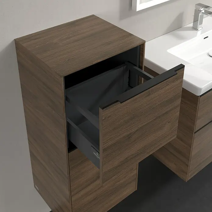 Villeroy & Boch Subway 3.0 Seitenschrank - B x T x H: 40 x 36,2 x 86 cm, Arizona Oak, DIN Anschlag: Links, Farbe Griff: Volcano Black - Das Bild zeigt einen Waschtischunterschrank mit einer Schublade in Holzausführung und einem modernen, minimalistischen Design.