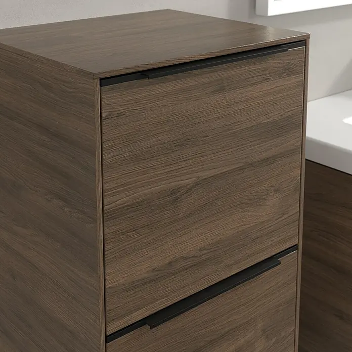 Villeroy & Boch Subway 3.0 Seitenschrank - B x T x H: 40 x 36,2 x 86 cm, Arizona Oak, DIN Anschlag: Links, Farbe Griff: Volcano Black - Detailaufnahme eines modernen Schuhschranks in Holzoptik mit schwarzen Griffen, der elegantes Design und Funktionalität vereint.