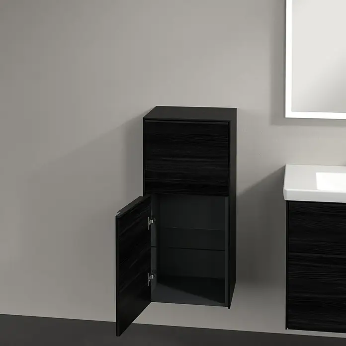 Villeroy & Boch Subway 3.0 Seitenschrank - B x T x H: 40 x 36,2 x 86 cm, Black Oak, DIN Anschlag: Links, Farbe Griff: Volcano Black - Schwarzer Badezimmerschrank mit geöffneter Tür, der Einblick auf Glasböden gewährt. Wandmontiertes Design neben einem Waschtisch und Spiegel.