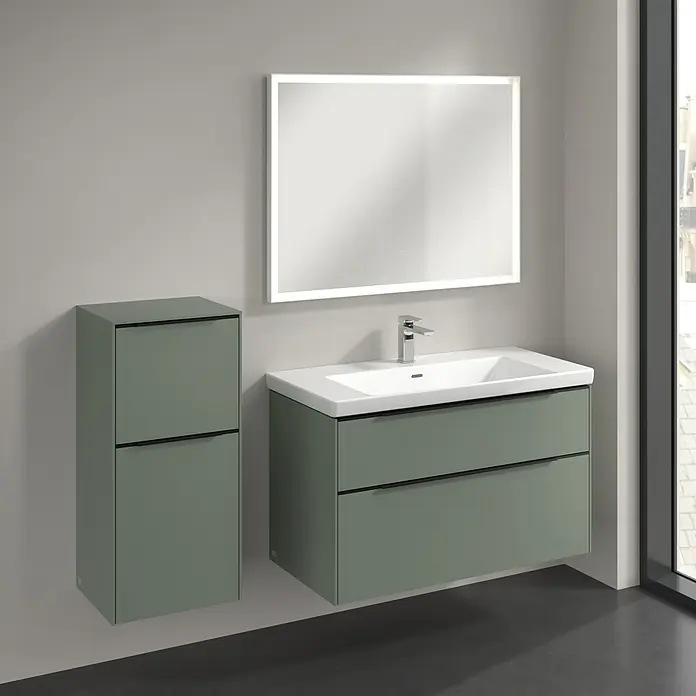 Villeroy & Boch Subway 3.0 Seitenschrank - B x T x H: 40 x 36,2 x 86 cm, Soft Green, DIN Anschlag: Links, Farbe Griff: Volcano Black - Ein modernes Badezimmer-Set in Olivgrün mit einem Unterschrank mit zwei Schubladen, einem Hochschrank und einem beleuchteten Spiegel.