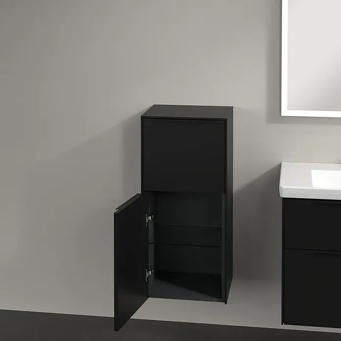 Villeroy & Boch Subway 3.0 Seitenschrank - B x T x H: 40 x 36,2 x 86 cm, Volcano Black, DIN Anschlag: Links, Farbe Griff: Volcano Black - Ein schwarzer Badezimmerschrank mit offener Tür, der zwei Regalböden zeigt. Der Schrank hängt an einer grauen Wand neben einem Spiegel.